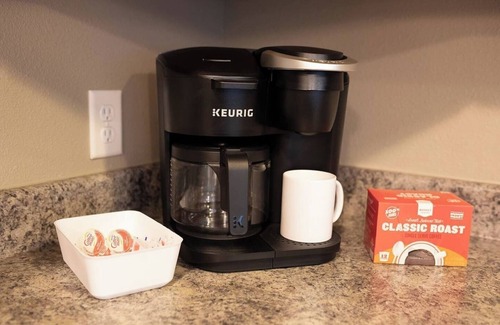 West Des Moines Apartment | Modern King 1BD Oasis with Inviting Outdoor Pool