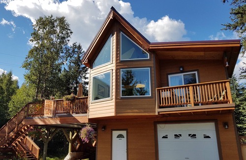 Moose Pass Ski Chalet | Experience Awe with Lake Views and Hot Tub in Alaska