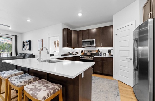 Lakeside Village Condo | Mountain View Condo with Washer & Dryer, Shuttle to Slopes