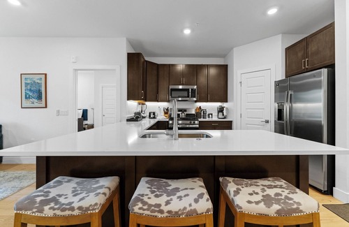 Lakeside Village Condo | Mountain View Condo with Washer & Dryer, Shuttle to Slopes