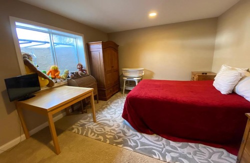 Maxwell House | Cozy Basement Retreat with Private Bath and Kitchen