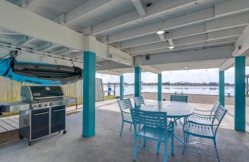 Hitchcock House | Private Bayfront Access 10 Mi to Galveston Beaches