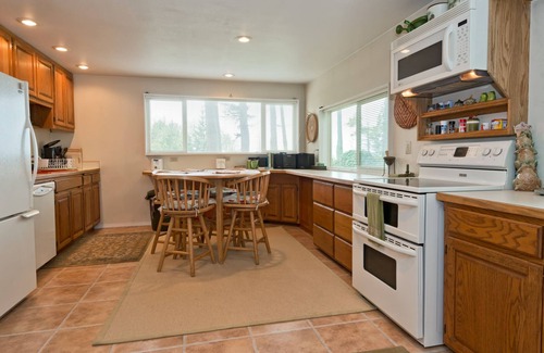 Sequim Cottage | Oceanfront Retreat with Private Beach Access & Views