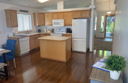 Post Falls House | Beachfront Oasis: 3-Bedroom Retreat with Ocean Views