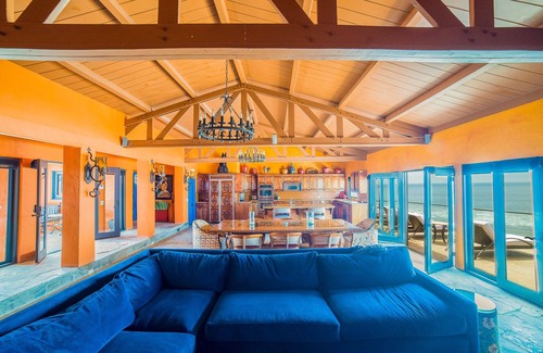 La Joya House | Beachfront Oasis with Pool and Ocean View - Rated 9.8/10