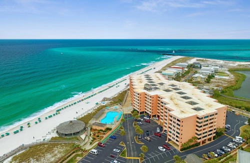Holiday Isle Condo | Private Beach Oasis with Pool, Hot Tub & Live Summer Music