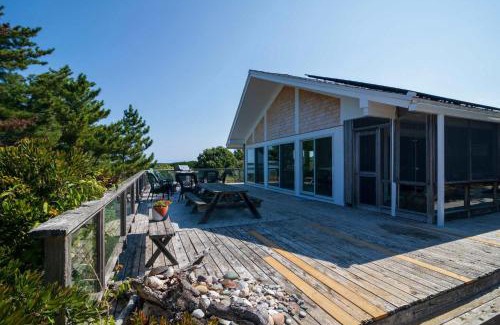 Wellfleet House | Beachfront Retreat with Breathtaking Views on Lt Island