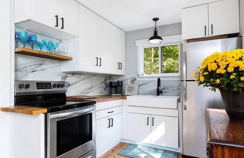 Utterson Cottage | Idyllic Beachfront Retreat on Skeleton Lake with Spa Access