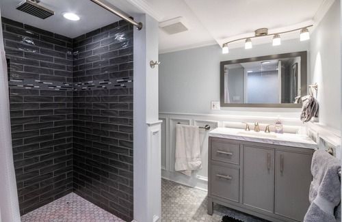 North Side House | Guest Rated 10/10: Private Bedroom near NYC with Spa