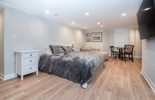 North Side House | Guest Rated 10/10: Private Bedroom near NYC with Spa