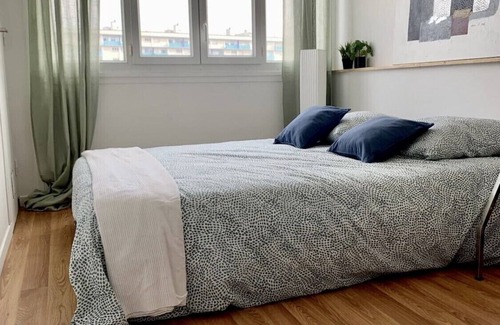 Bron Bed & Breakfast | Cozy Private Bedroom with Accessible Amenities & High Rating