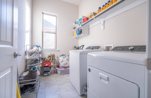 Southwest Arlington House | Private bedroom with shared bathroom
