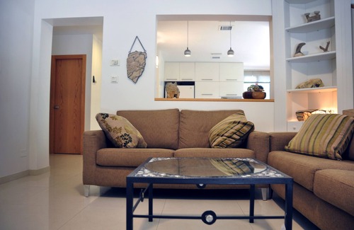 Giv'atayim Villa | Private Boutique Villa with Backyard Near TLV Center