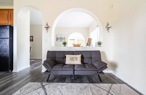 Westside House | Inviting Brighton Park Retreat with Family-Friendly Amenities
