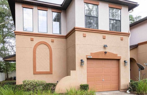 Westside House | Inviting Brighton Park Retreat with Family-Friendly Amenities