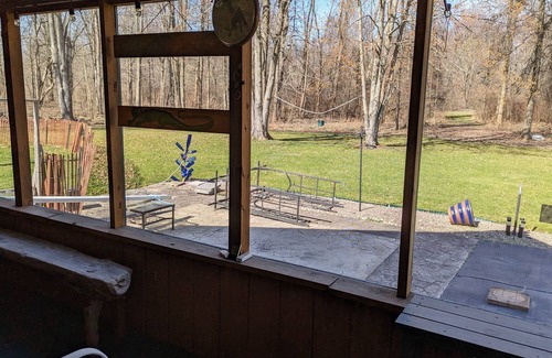 Athol Springs House | Spacious Private Cabin: Perfect for Families and Pets