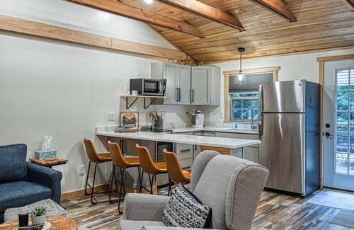 Oakland Cabin | Inviting Cabin Retreat with Hot Tub and Outdoor Dining