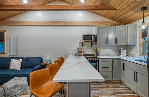 Oakland Cabin | Inviting Cabin Retreat with Hot Tub and Outdoor Dining