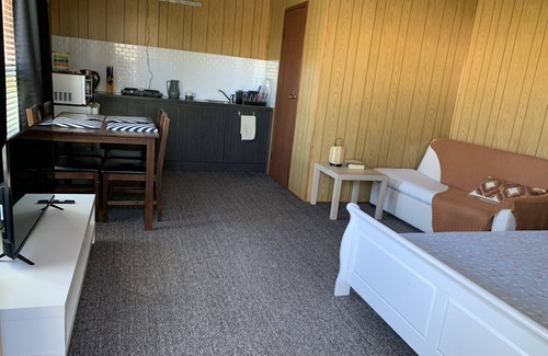 Morphett Vale Apartment | Peaceful Private Flat for Families - A Serene Getaway