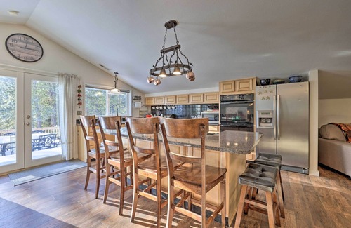 Cascade Cabin | Private Cascade Cabin: Hot Tub, Fire Pit & Perfect Rating!