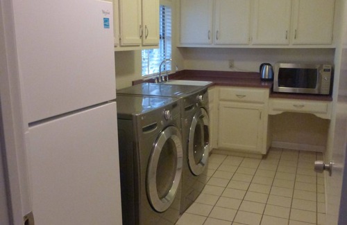 Austin House | Cozy Casita Near Downtown with Kitchen & Breakfast Included