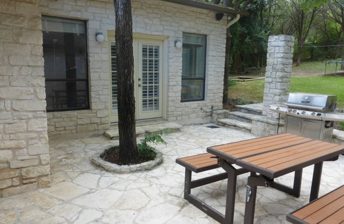 Austin House | Cozy Casita Near Downtown with Kitchen & Breakfast Included
