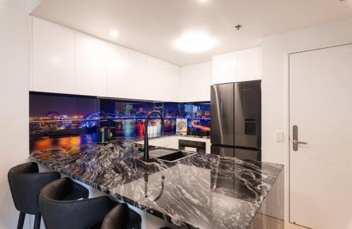 Brisbane Central Business District House | Private CBD Bedroom in a Shared Apartment on Brisbane River