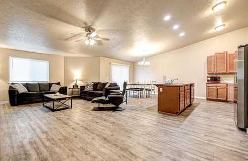 Hermiston House | Private & Central Townhouse, Garage #788A