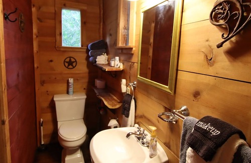 Brenham Cabin | Private & Charming Cottage Nestled in the Forest at Scenic Hill Retreat