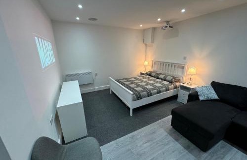 Herongate Apartment | Private cinema studio guest house with garden