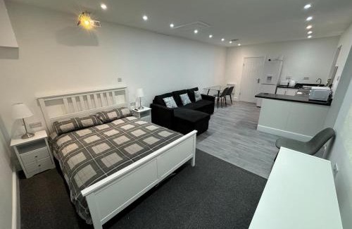 Herongate Apartment | Private cinema studio guest house with garden