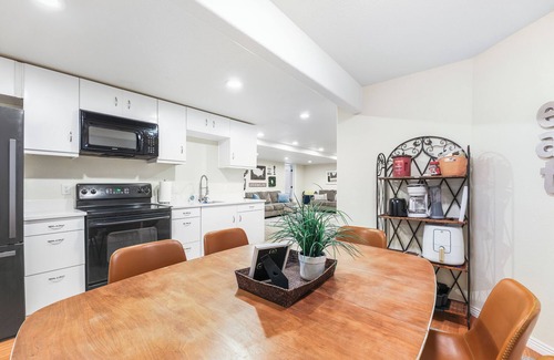 South Jordan House | Immaculate Guest Suite with Kitchen and Laundry Amenities