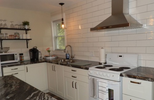 Port Weller West Villa | Ultimate Coachhouse with Hot Tub in Niagara's Heart