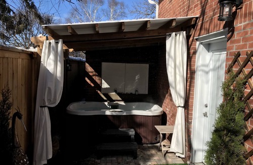 Port Weller West Villa | Ultimate Coachhouse with Hot Tub in Niagara's Heart