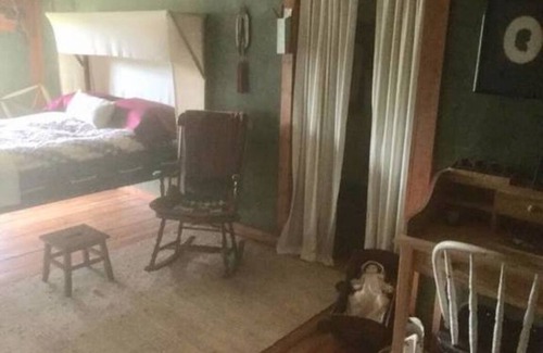 Pembine House | Colonial-Themed Room with Ocean View & Kitchenette Access
