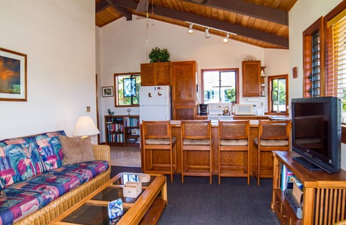 Omao House | Cozy Retreat with Ocean and Mountain Views, Rated 10/10