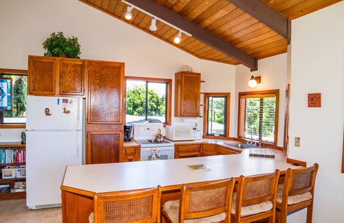 Omao House | Cozy Retreat with Ocean and Mountain Views, Rated 10/10