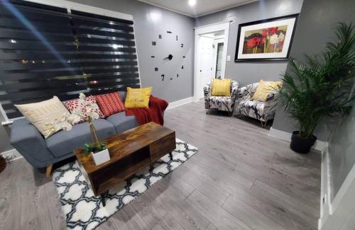 North Central Edmonton Apartment | Comfortable Full House Near Royal Alexandra Hospital