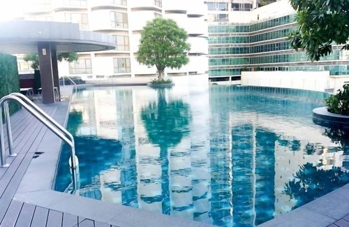Khlong Toei Nuea Apartment | Convenient Homie Center Bangkok with Pool & Spa Amenities
