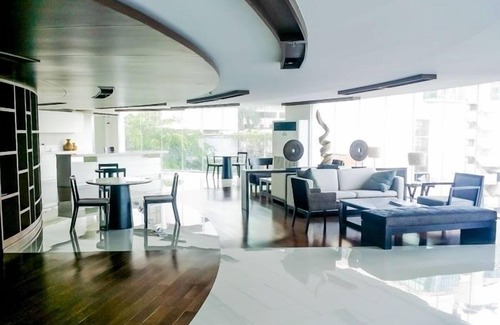 Khlong Toei Nuea Apartment | Convenient Homie Center Bangkok with Pool & Spa Amenities