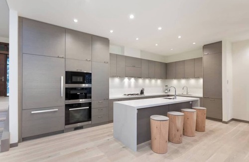 Alta Vista House | Exclusive Lake View Townhome with BBQ and Family Amenities