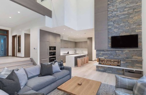 Alta Vista House | Exclusive Lake View Townhome with BBQ and Family Amenities