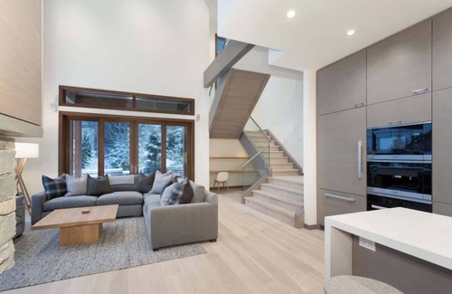 Alta Vista House | Exclusive Lake View Townhome with BBQ and Family Amenities