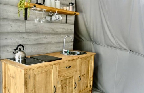 Royston Cabin | Cozy Geo Dome Glamping with Hot Tub and Country Views