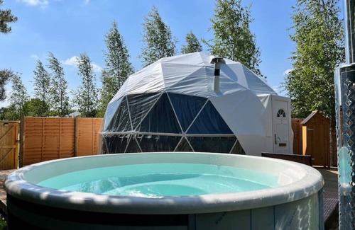 Royston Cabin | Cozy Geo Dome Glamping with Hot Tub and Country Views