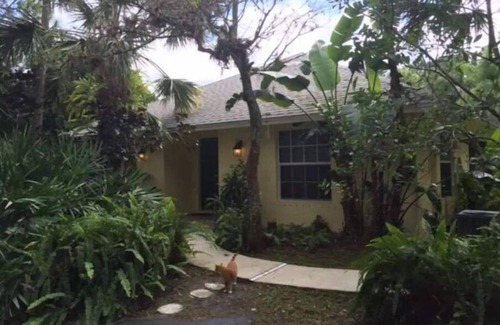 Loxahatchee Cottage | Cozy Cottage Near Equestrian Attractions with Breakfast
