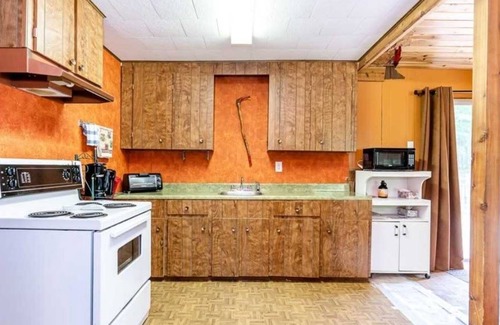 Tiny Cottage | Private Cottage Getaway - 2 min from the beach!
