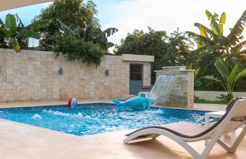 La Caleta Cottage | Spacious Private Cottage in Boca Chica for 15 Guests
