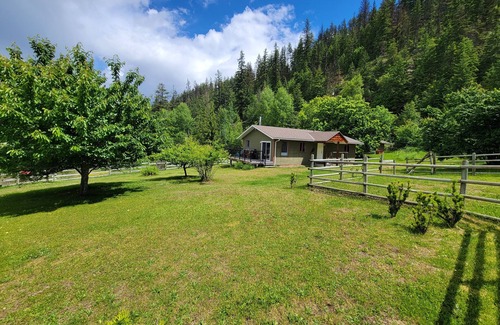 Fauquier Cottage | Idyllic Cottage Retreat with Sandy Beach on Arrow Lake
