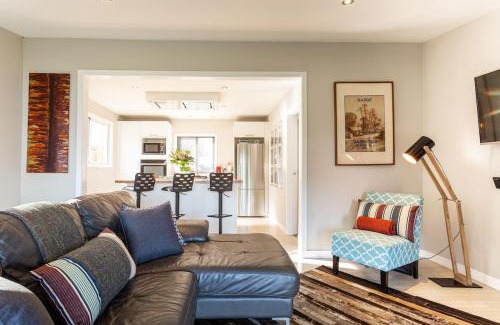 Closeburn House | Idyllic Cottage Retreat with Spa & Breathtaking Lake Views